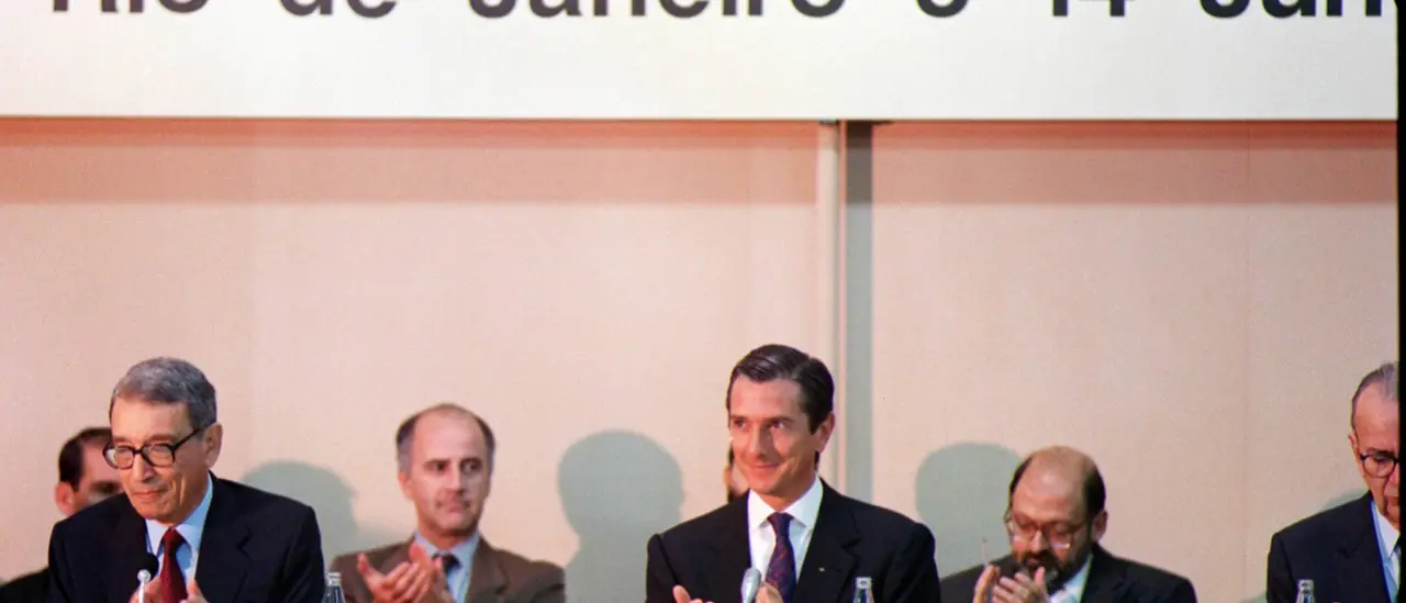 O presidente Fernando Collor, na mesa da presidência da Rio-92, aplaude ao lado do secretário-geral da ONU, Boutros Boutros-Ghali, em cerimônia oficial da conferência, Rio de Janeiro, 4/6/1992 — o dia em que a Convenção do Clima foi aberta à assinatura
