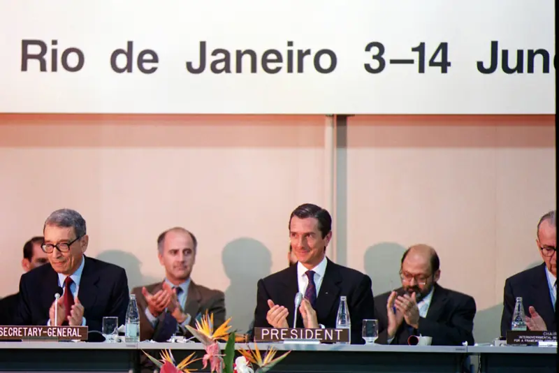 O presidente Fernando Collor, na mesa da presidência da Rio-92, aplaude ao lado do secretário-geral da ONU, Boutros Boutros-Ghali, em cerimônia oficial da conferência, Rio de Janeiro, 4/6/1992 — o dia em que a Convenção do Clima foi aberta à assinatura