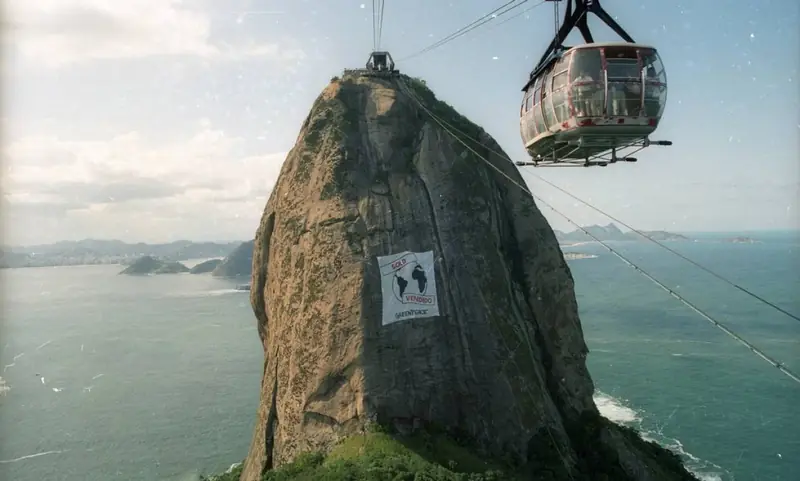 Faixa de protesto do Greenpeace no Pão de Açúcar durante a Rio-92, junho de 1992