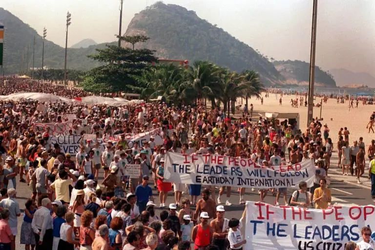 Passeata em Copacabana durante a Rio-92, 7/6/1992; faixas em inglês cobram compromisso dos líderes (arquivo pequeno, 768 px)