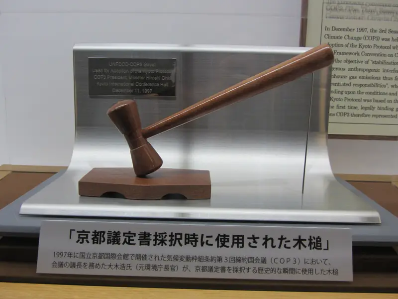 O martelo usado na adoção do Protocolo de Quioto pelo presidente da COP 3, o ministro japonês Hiroshi Ohki, em 11/12/1997, exposto no Centro Internacional de Conferências de Quioto (foto de março de 2012)