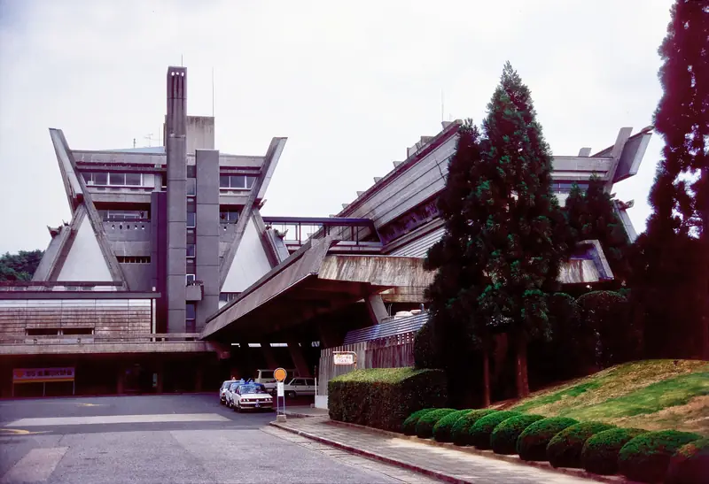 Entrada do Centro Internacional de Conferências de Quioto em abril de 1985, doze anos antes da COP 3 (slide escaneado; imagem de contexto)