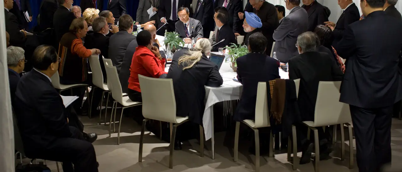 Reunião multilateral do presidente dos Estados Unidos, Barack Obama, com o premiê chinês Wen Jiabao, o presidente Lula, o premiê indiano Manmohan Singh e o presidente sul-africano Jacob Zuma durante a conferência do clima de Copenhague, 18/12/2009 (segundo a legenda oficial; Lula não é identificável com nitidez na foto). Imagem do contexto internacional da lei, não da sanção.