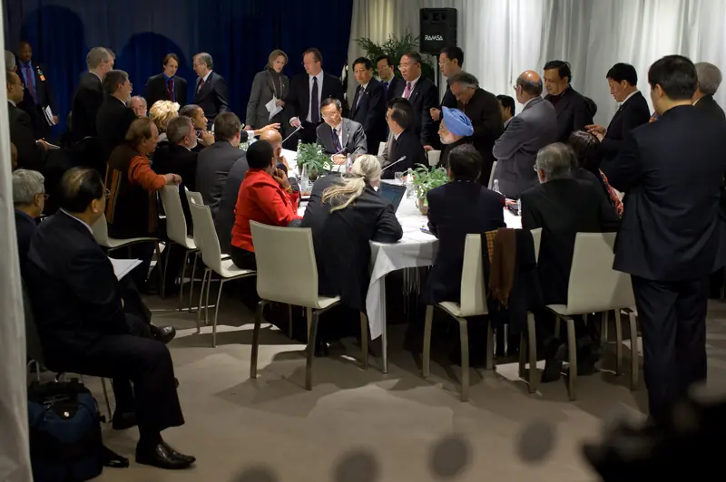Reunião multilateral do presidente dos Estados Unidos, Barack Obama, com o premiê chinês Wen Jiabao, o presidente Lula, o premiê indiano Manmohan Singh e o presidente sul-africano Jacob Zuma durante a conferência do clima de Copenhague, 18/12/2009 (segundo a legenda oficial; Lula não é identificável com nitidez na foto). Imagem do contexto internacional da lei, não da sanção.