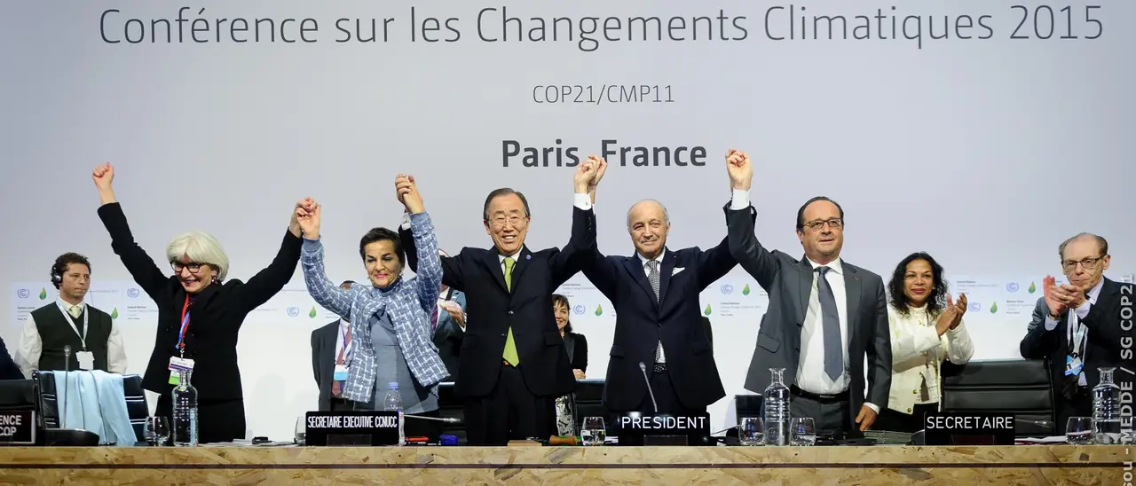 Sessão plenária da COP21 para a adoção do Acordo de Paris, Le Bourget, 12/12/2015: a mesa da conferência sob o painel “Nations Unies — Conférence sur les Changements Climatiques 2015 — COP21/CMP11 — Paris, France”.