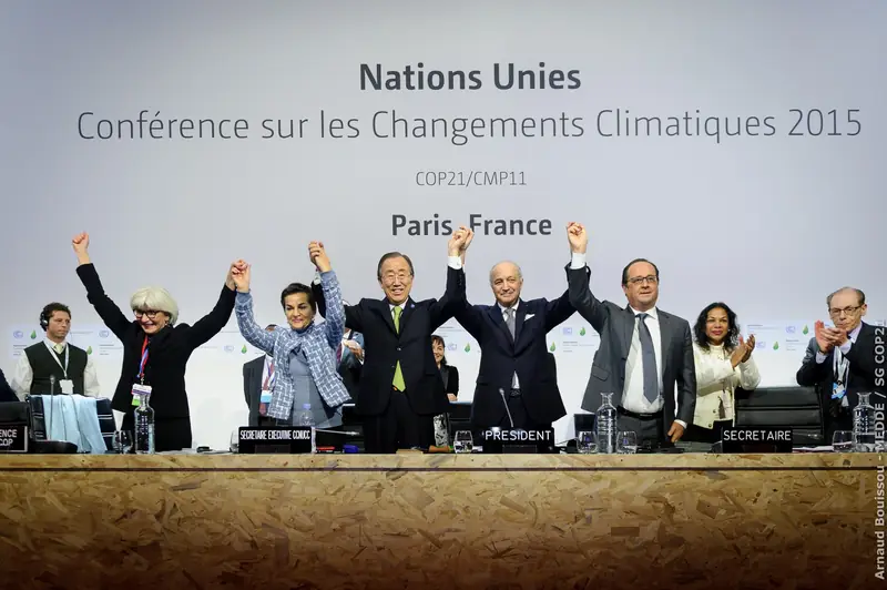 Sessão plenária da COP21 para a adoção do Acordo de Paris, Le Bourget, 12/12/2015: a mesa da conferência sob o painel “Nations Unies — Conférence sur les Changements Climatiques 2015 — COP21/CMP11 — Paris, France”.