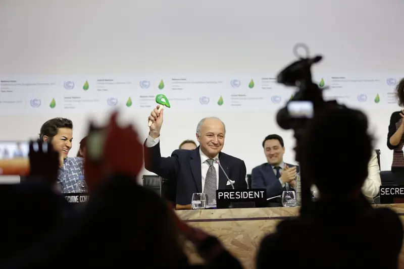 Laurent Fabius, presidente da COP21, ergue o martelo verde na plenária da adoção do Acordo de Paris, 12/12/2015.