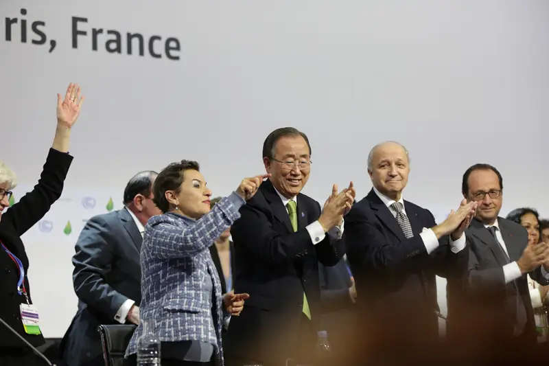 Christiana Figueres, secretária-executiva da UNFCCC, o secretário-geral da ONU, Ban Ki-moon, Laurent Fabius e o presidente francês, François Hollande, aplaudem a adoção do acordo, 12/12/2015.