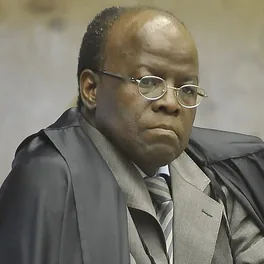 Wikimedia Commons, Joaquim Barbosa durante o julgamento do mensalão 2012 (cropped).JPG, José Cruz/ABr, CC BY 3.0