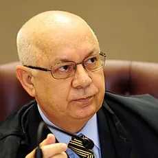 Wikimedia Commons, Teori Zavascki em maio de 2012.jpg, STJNoticias, CC BY 2.0