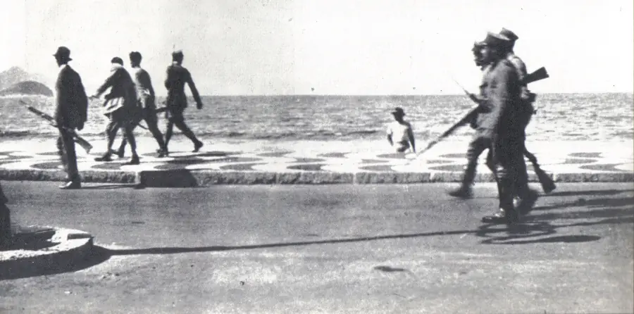 A marcha pela praia, em outra tomada atribuída a Zenóbio Couto, 6 de julho de 1922