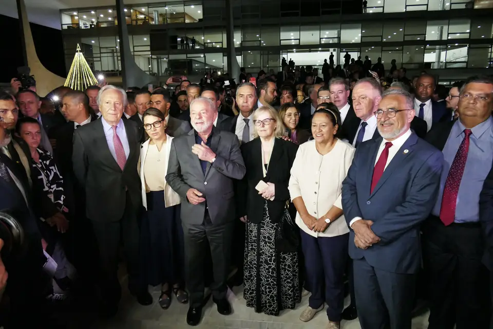 Lula, governadores e chefes dos Poderes reunidos no Planalto na noite de 09/01/2023, dia seguinte aos ataques