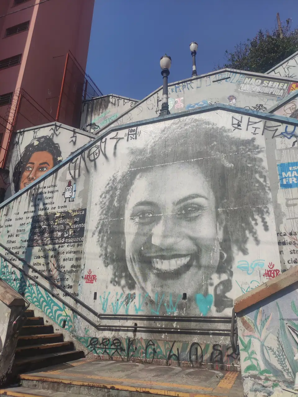 A escadaria da rua Capote Valente, em São Paulo, pintada com retratos de Marielle Franco (2024)
