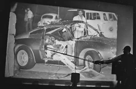 O Exército apresenta o resultado de seu inquérito sobre o atentado do Riocentro, com a projeção do carro destruído (1981)