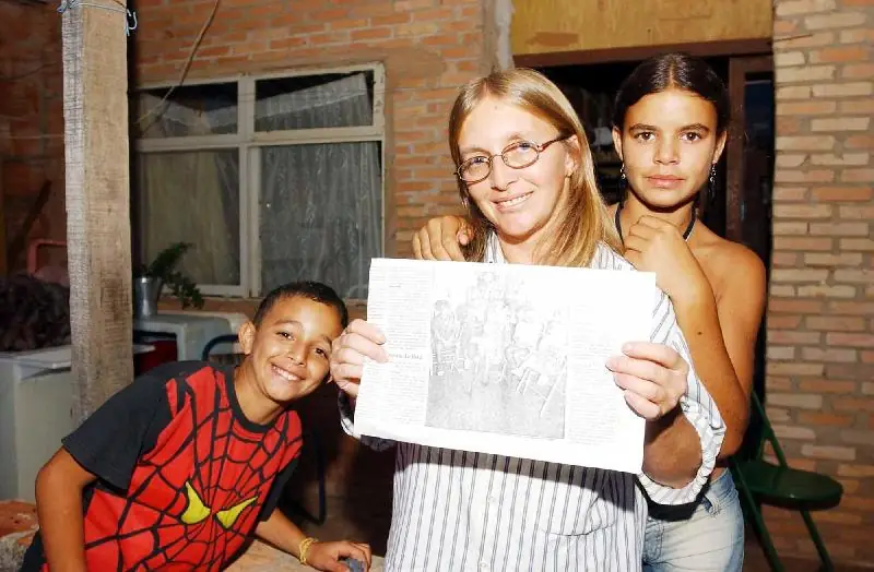 Beneficiária com o cartão do Bolsa Escola, um dos programas que o Bolsa Família unificou (22/10/2004)