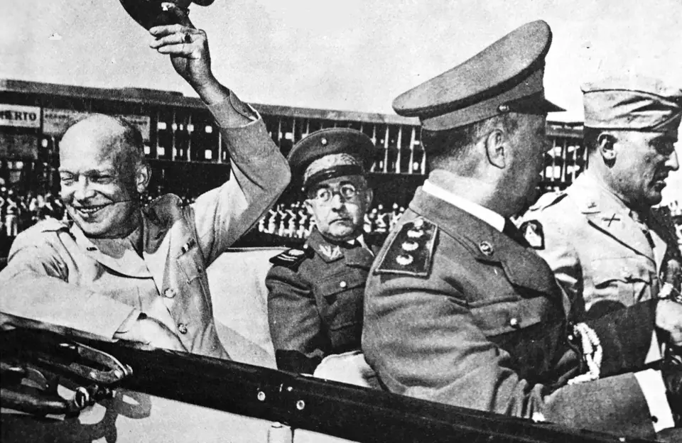 O general Mascarenhas de Morais, comandante da FEB, com Dwight Eisenhower