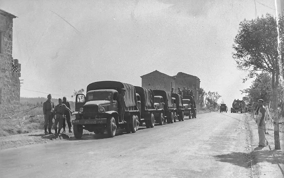 Comboio de caminhões da FEB numa estrada da Itália, 1944