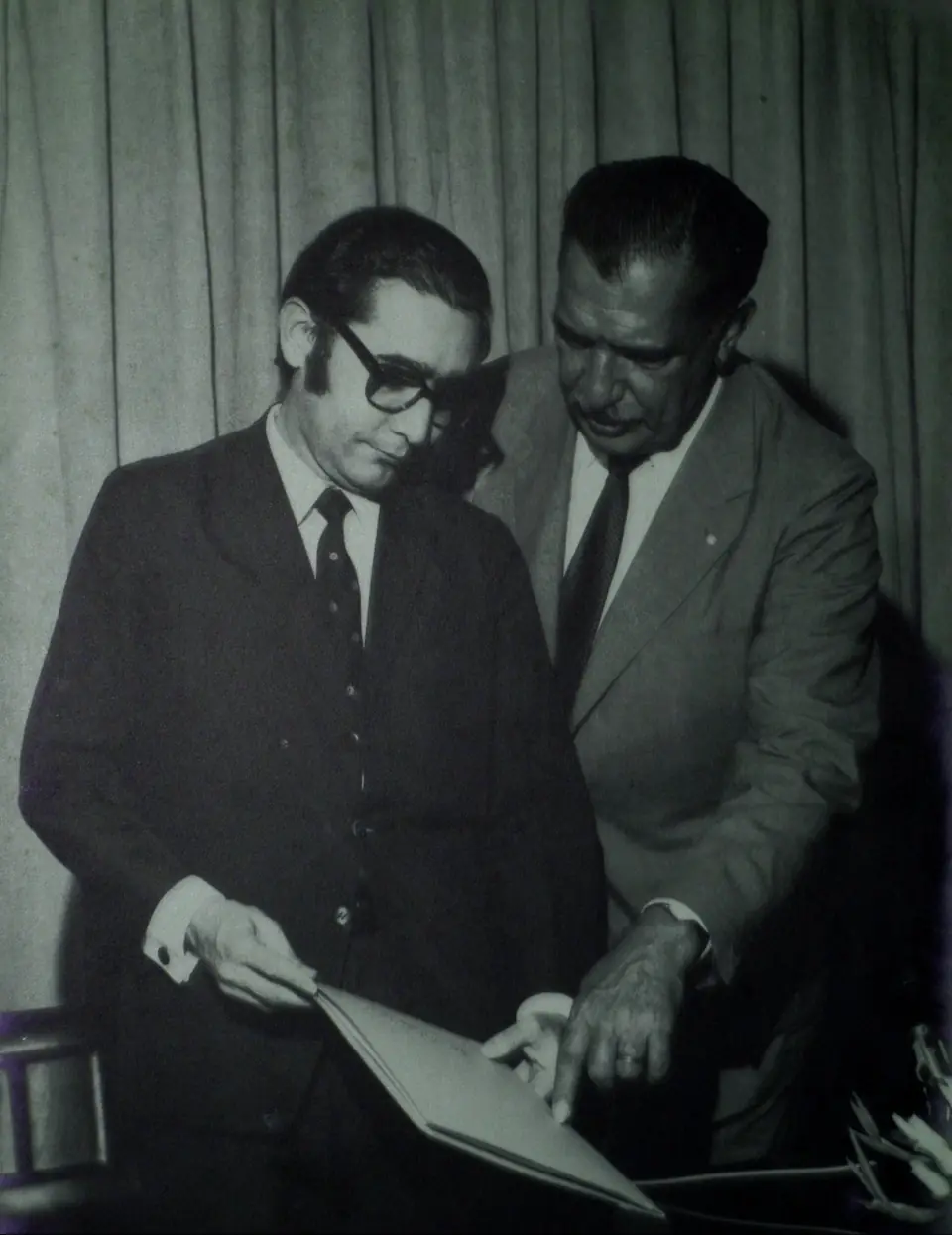 O ministro do Planejamento João Paulo dos Reis Velloso (à direita) com Nelson Parente Ribeiro, presidente da Aberj, em 30 de agosto de 1971