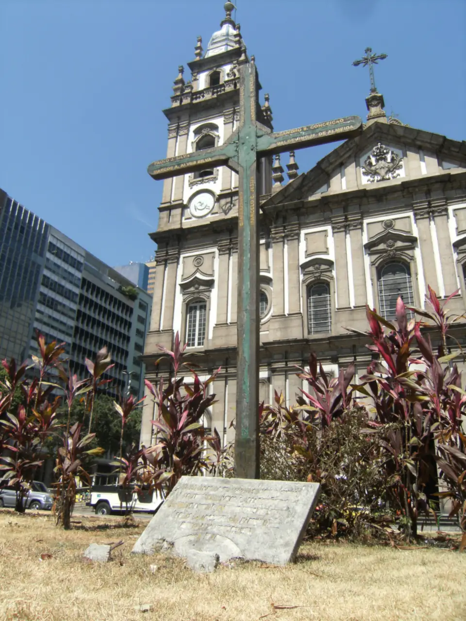 A cruz em memória dos mortos diante da Igreja da Candelária