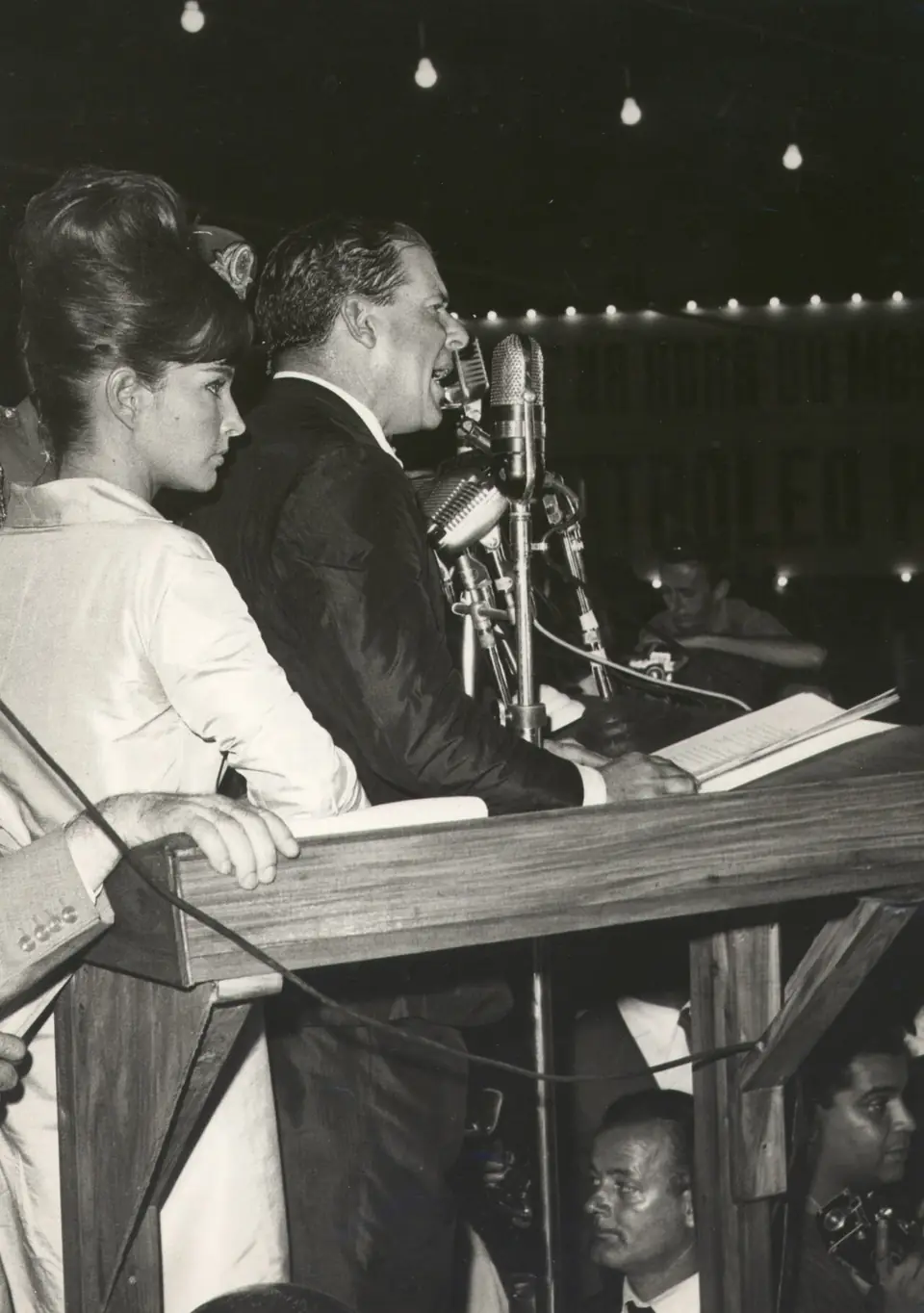 João Goulart e Maria Thereza Goulart ao microfone; o acervo liga a foto ao Comício da Central com dúvida e data de 26/03/1964