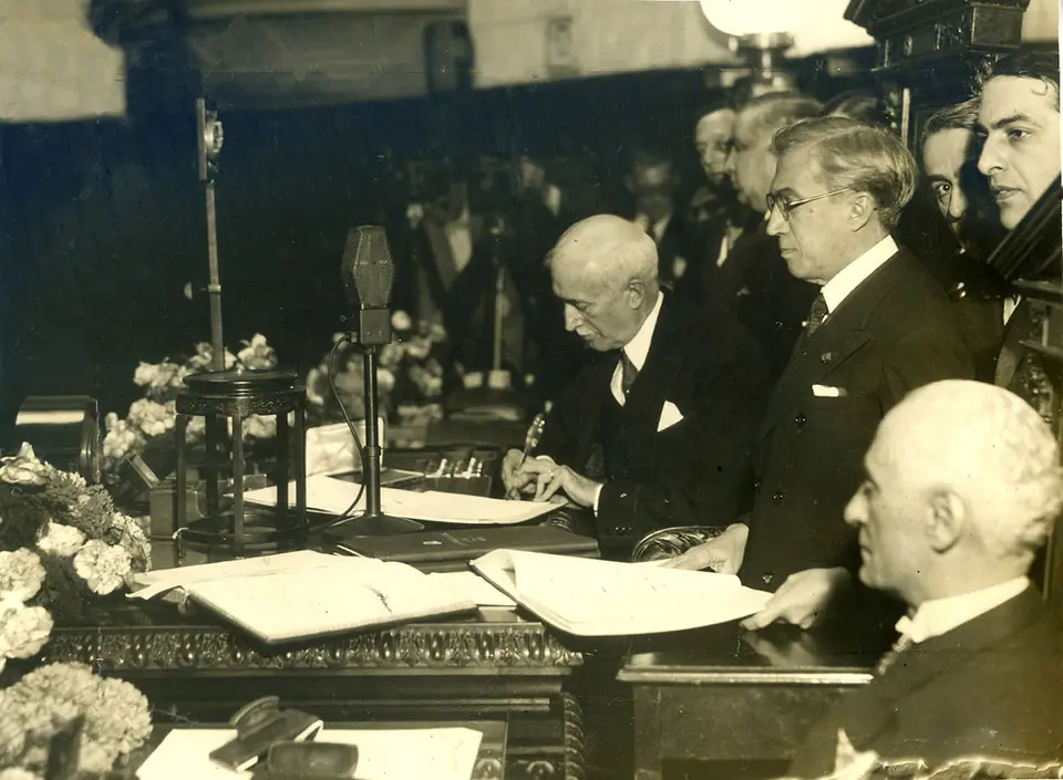 Antônio Carlos Ribeiro de Andrada, presidente da Assembleia Constituinte, assina a Constituição de 1934