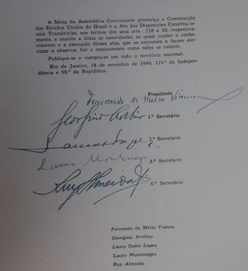Ato da Mesa da Assembleia Constituinte que promulga a Constituição de 18 de setembro de 1946, com as assinaturas da Mesa