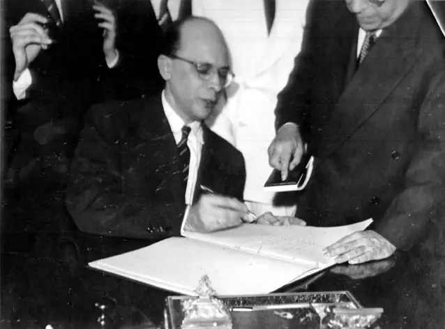 O deputado Gustavo Capanema assina a Constituição, 18 de setembro de 1946