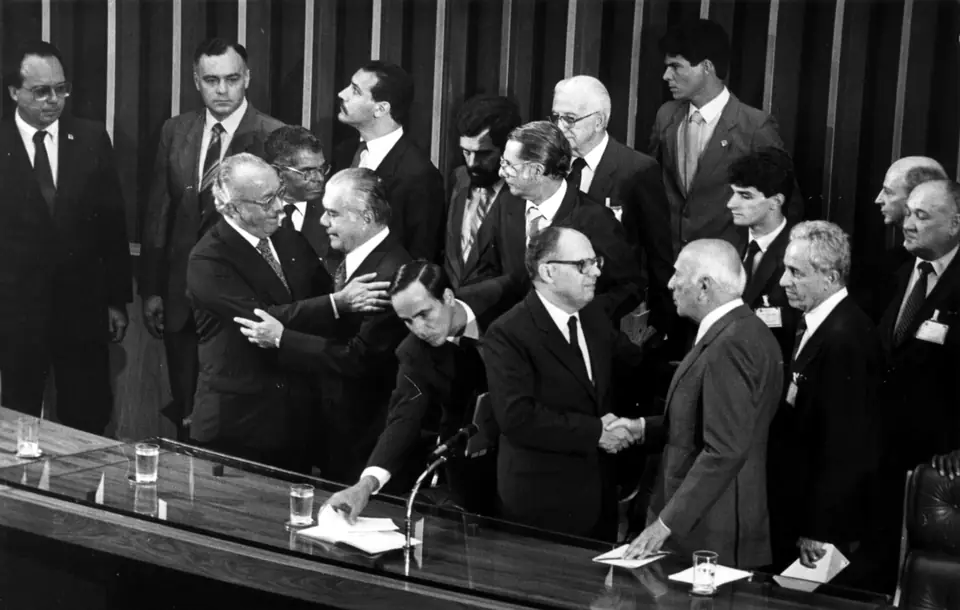 A Mesa na promulgação: Humberto Lucena, José Sarney, Moreira Alves e Ulysses Guimarães, 5 de outubro de 1988