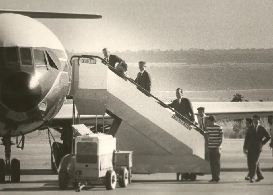 Rubens Paiva (à direita) e Raul Ryff embarcando com destino ao Rio de Janeiro, no início dos anos 1960; Fundo Correio da Manhã