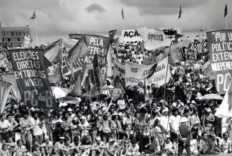 Manifestantes diante do Congresso Nacional pedem as eleições diretas