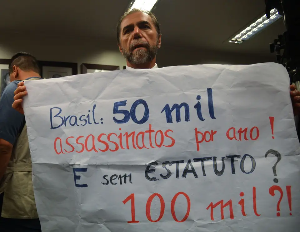 Manifestante na Câmara durante a discussão de mudanças no Estatuto do Desarmamento (27/10/2015)