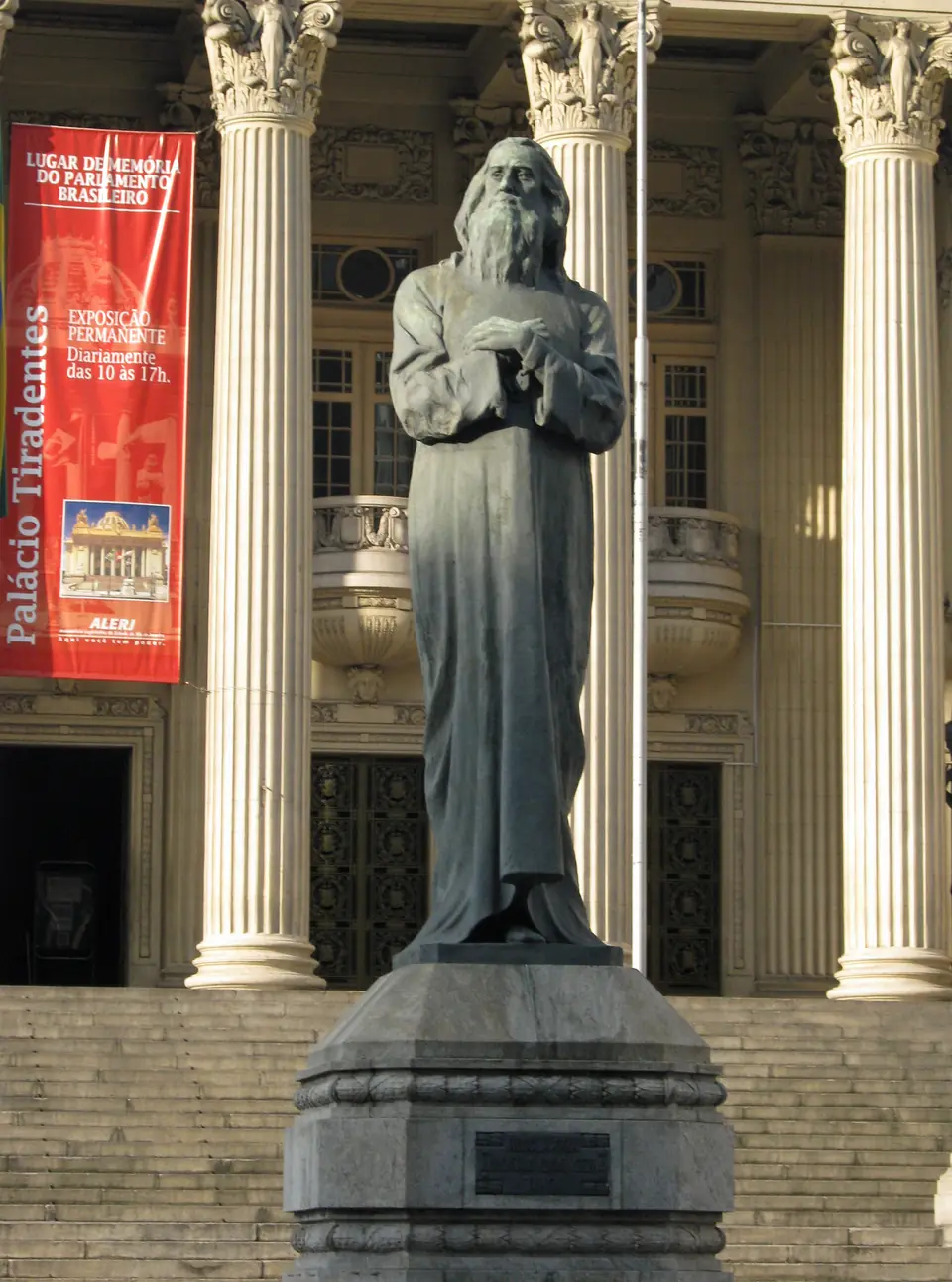 Estátua de Tiradentes diante do Palácio Tiradentes, no Rio, onde ficava a Cadeia Velha em que esteve preso