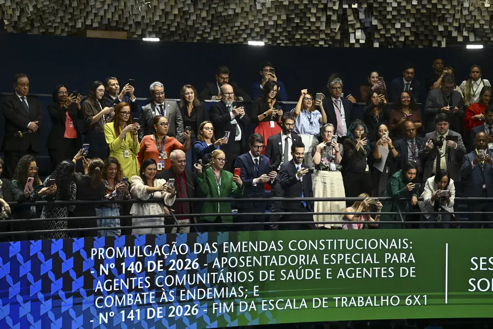 As galerias do Senado na promulgação, com o telão que anuncia as Emendas 140 e 141 (16/10/2026)