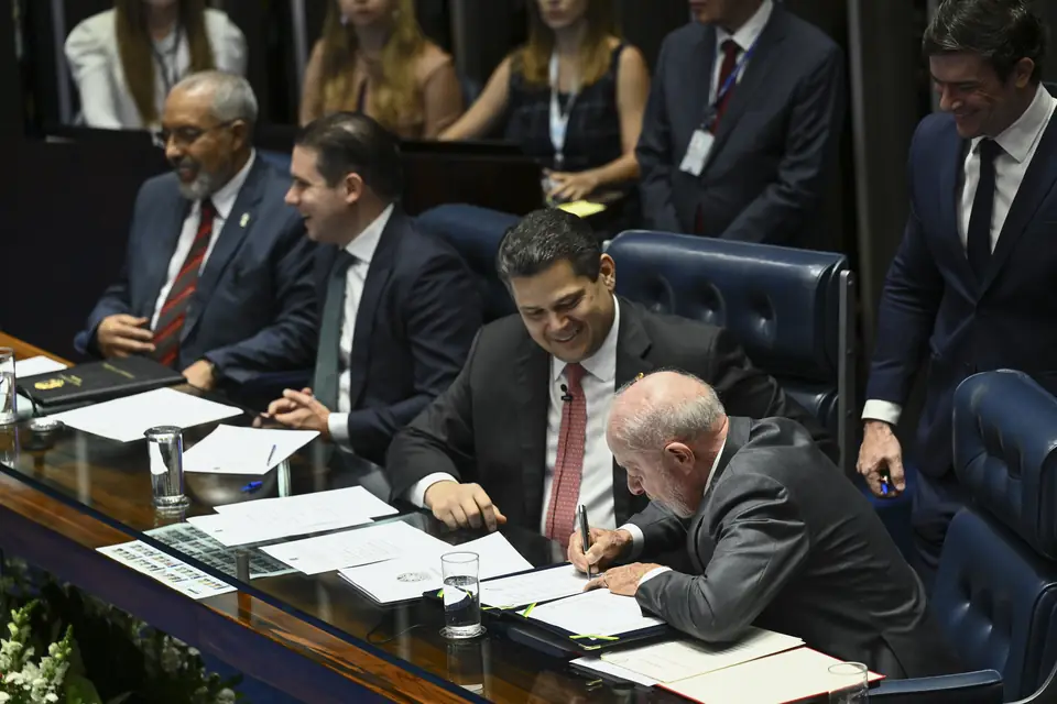 A Mesa do Congresso assina a promulgação das Emendas 140 e 141 (16/10/2026)