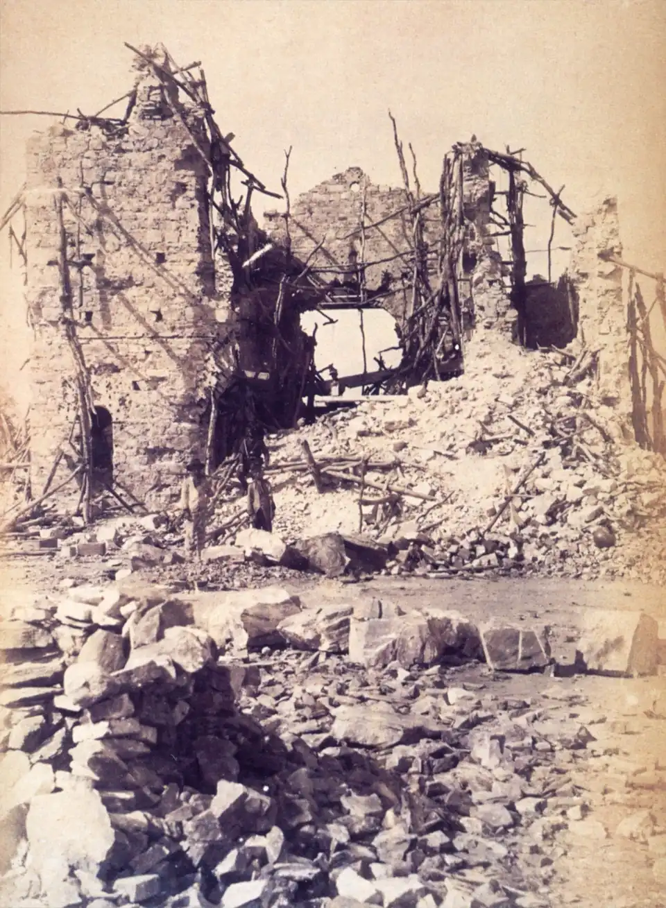 As ruínas da igreja de Canudos, 1897, foto de Flávio de Barros