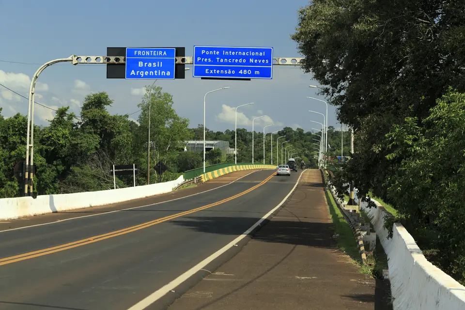 A ponte Tancredo Neves vista do lado brasileiro, depois do controle de saída, com o rio Iguaçu marcando a fronteira com a Argentina, janeiro de 2020