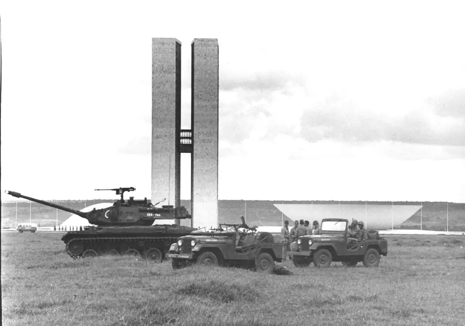 Tanques diante do Congresso Nacional, em Brasília, 1964