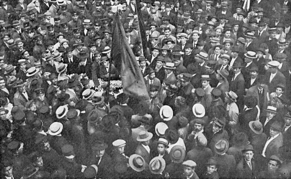 O cortejo do enterro do sapateiro José Martinez, morto pela polícia, 11 de julho de 1917