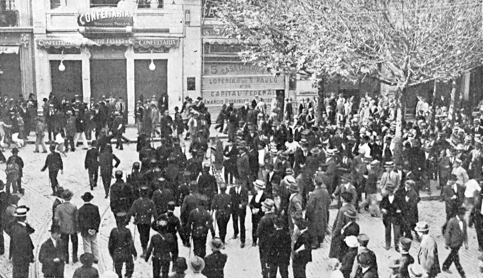 A polícia dispersa grevistas em São Paulo, julho de 1917
