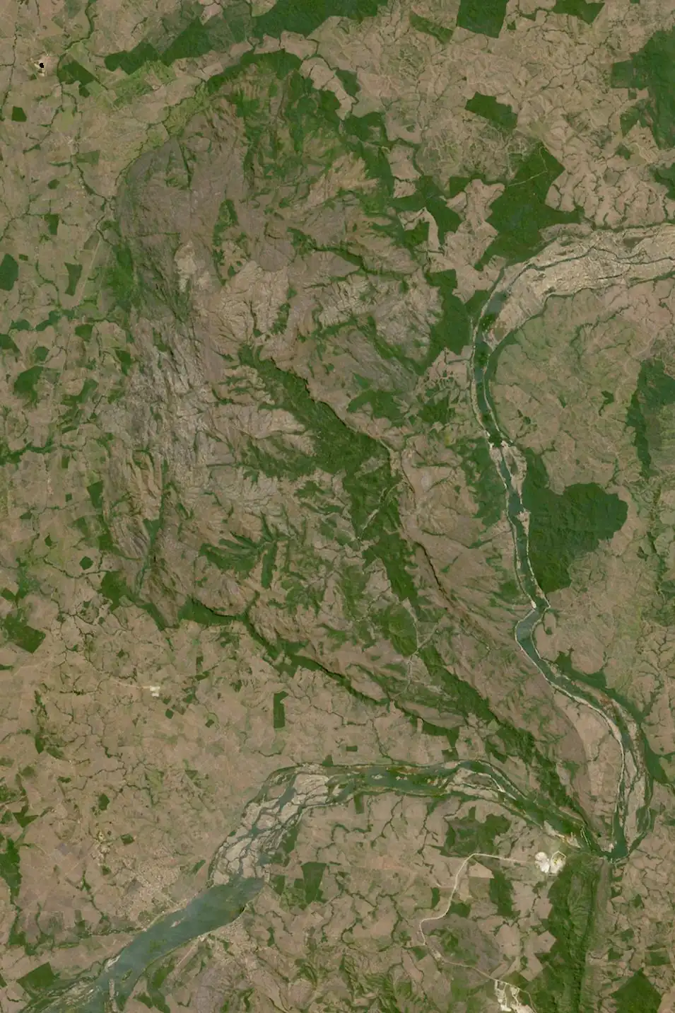 Imagem de satélite da Serra das Andorinhas (Martírios), junto ao Araguaia, com São Geraldo do Araguaia e Xambioá, 2021