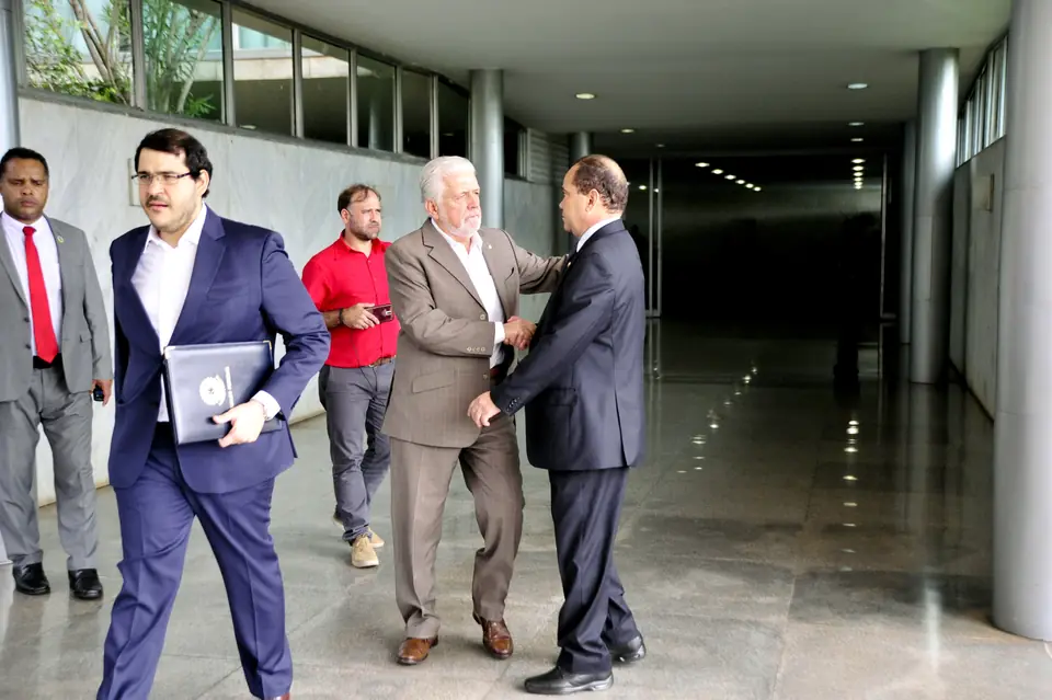 O primeiro-secretário do Senado, Vicentinho Alves, sai para notificar Dilma Rousseff e Michel Temer do resultado, em 31/08/2016