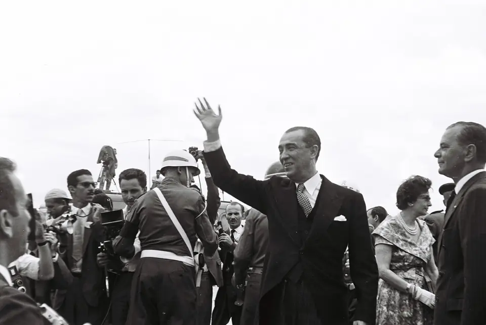 Juscelino Kubitschek acena para a multidão na inauguração de Brasília, 21 de abril de 1960