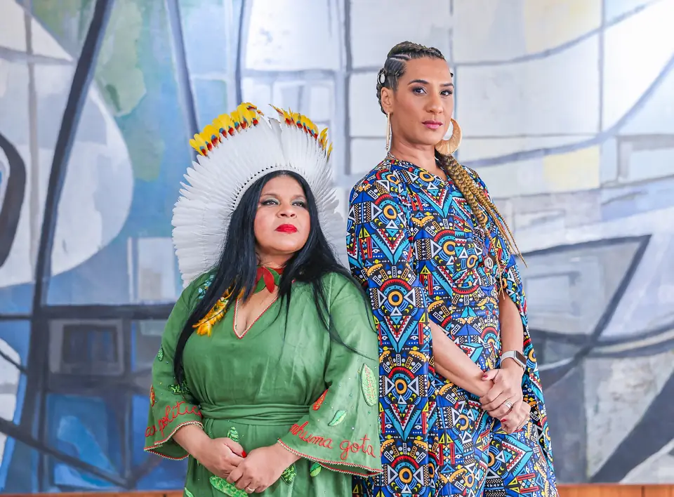 Anielle Franco e Sônia Guajajara na cerimônia de 11/01/2023 em que a lei foi sancionada