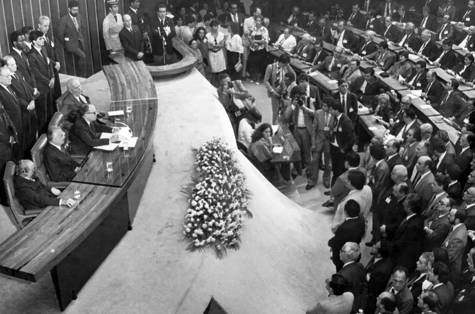 Parlamentares no plenário durante a sessão de instalação da Assembleia Nacional Constituinte, em que Ulysses Guimarães foi eleito presidente