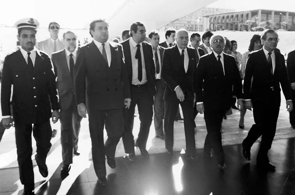 Ulysses Guimarães e Humberto Lucena caminham para o plenário da sessão de instalação, 1º de fevereiro de 1987