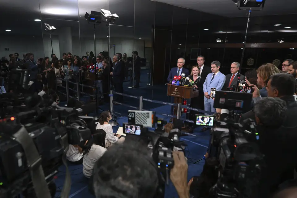 Renan Calheiros e a ministra Gleisi Hoffmann falam à imprensa depois da aprovação unânime no plenário do Senado (05/11/2025)