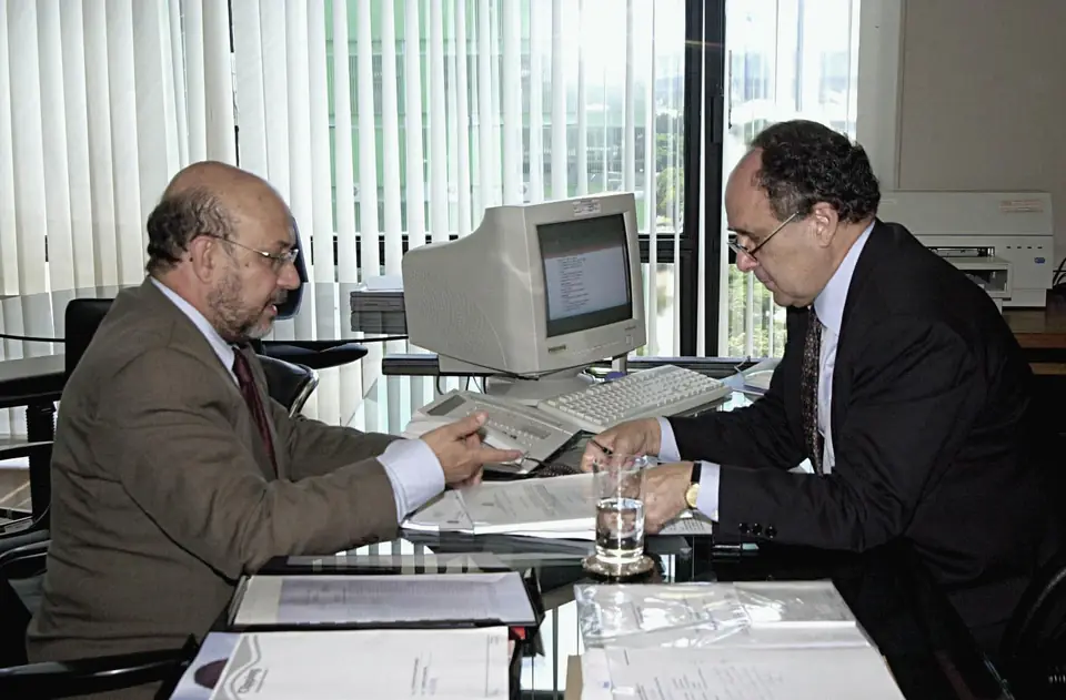 Cristovam Buarque recebe o secretário de Educação do Espírito Santo no Ministério da Educação, Brasília, 9 de janeiro de 2003
