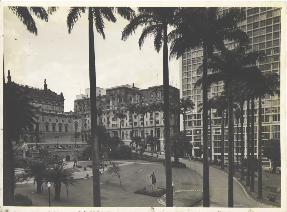 Praça Ramos de Azevedo, São Paulo, com o Theatro Municipal e o Hotel Esplanada, que barrou Katherine Dunham em 1950; fotografia de Werner Haberkorn, década de 1950