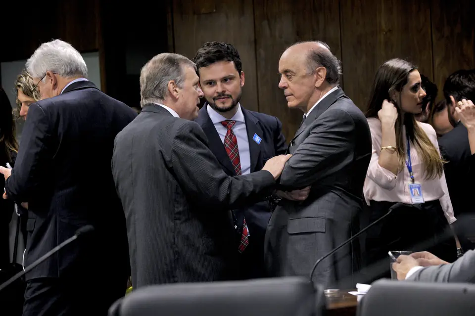 A comissão mista que redigiu o projeto da Lei de Responsabilidade das Estatais vota a minuta, em 19/08/2015; à Mesa, Tasso Jereissati e José Serra