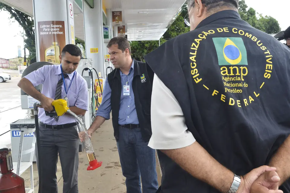 Fiscal da Agência Nacional do Petróleo, criada pela Lei do Petróleo, em ação (2014)